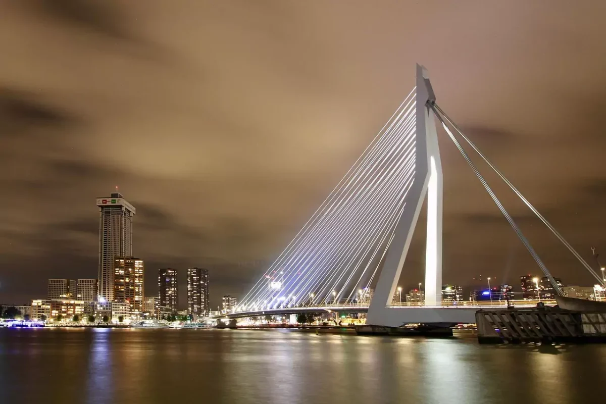 Zijaanzicht van de Erasmusbrug in Rotterdam, met de iconische kabels en het slanke ontwerp goed zichtbaar.
