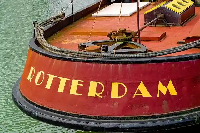 Achtersteven van een historisch schip met de naam ‘Rotterdam’ op de spiegel, vastgelegd vanuit een uniek perspectief