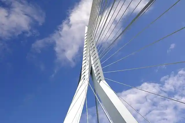 Close-up van de Erasmusbrug in Rotterdam, genomen van onderaf met indrukwekkende staalconstructie.