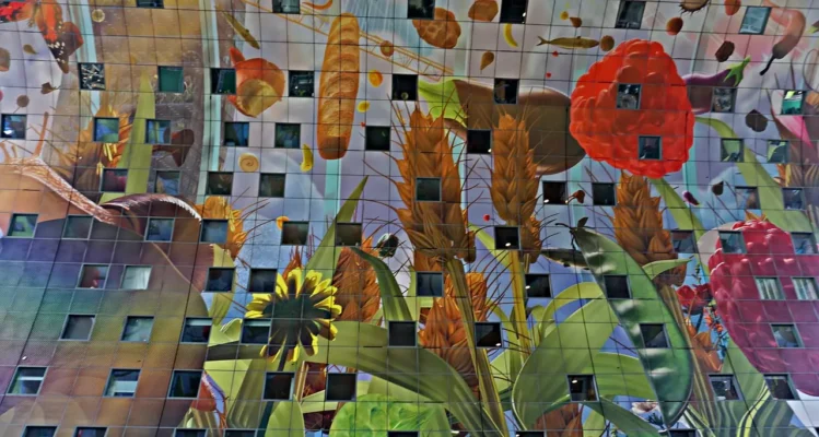 Kunstwerk in de Markthal Rotterdam – kleurrijke plafondillustratie.